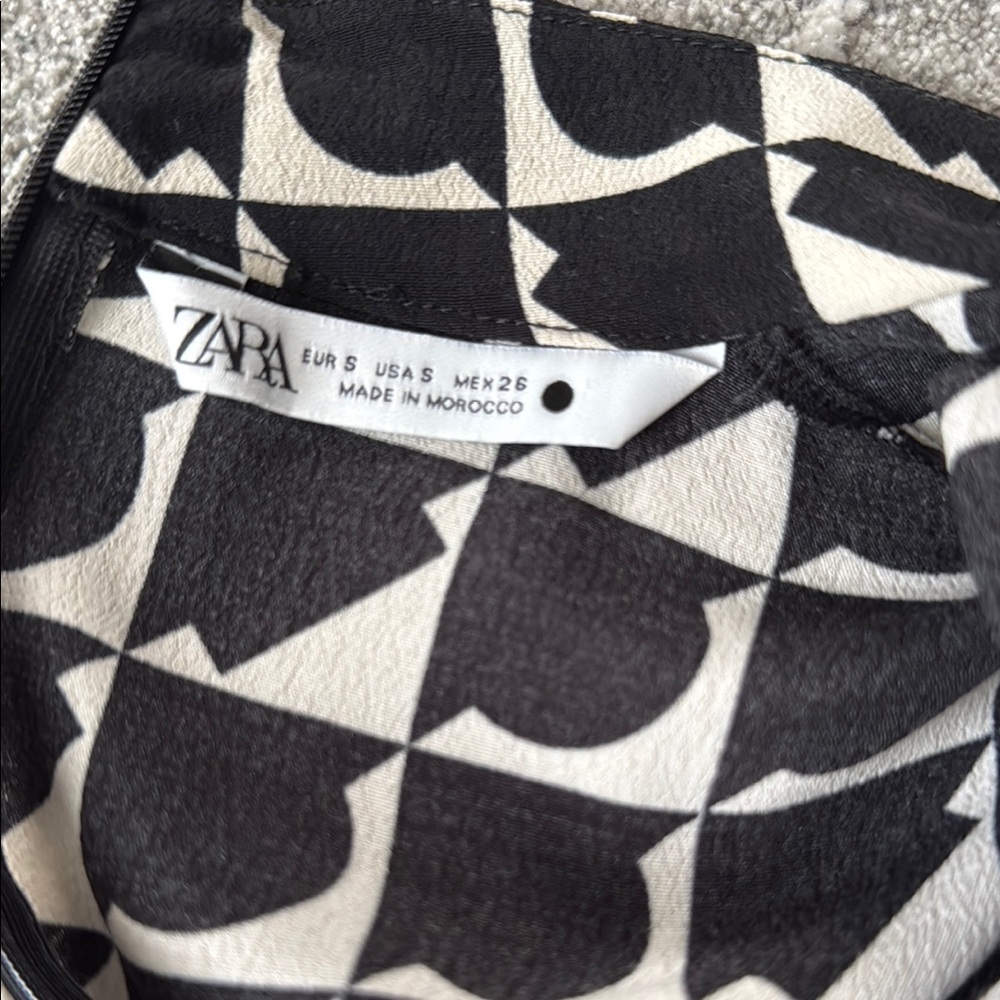 ZARA Elegant Black and White Geometric Dress - Picture 7 of 7